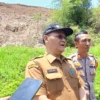 Camat Cimahi Selatan, Cepi Rustiawan bersama Kapolsek Cimahi Selatan, AKP Yudhi Hariyanto saat Meninjau Lokasi Longsor (Mong)