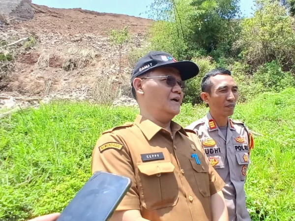 Camat Cimahi Selatan, Cepi Rustiawan bersama Kapolsek Cimahi Selatan, AKP Yudhi Hariyanto saat Meninjau Lokasi Longsor (Mong)