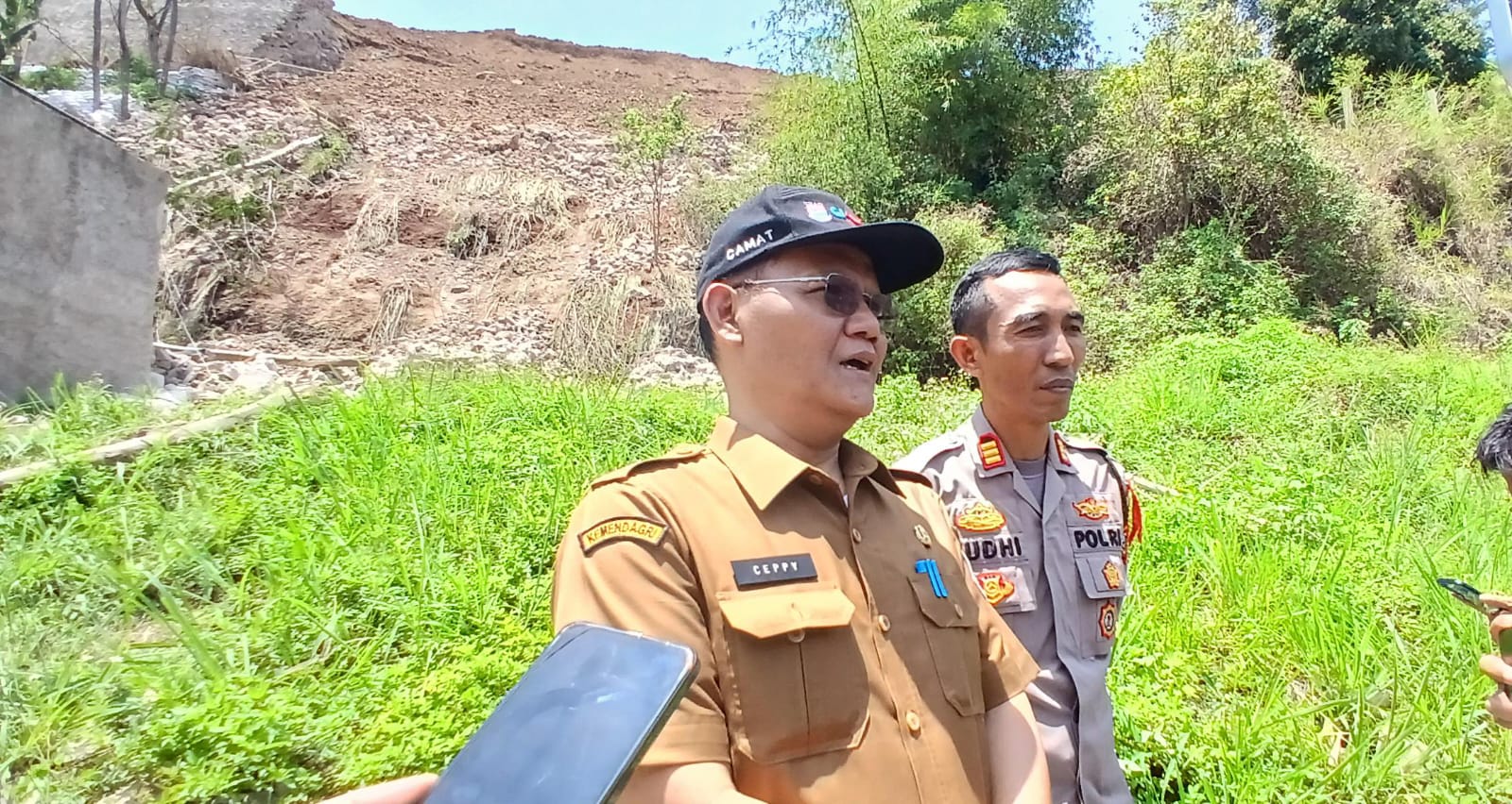 Camat Cimahi Selatan, Cepi Rustiawan bersama Kapolsek Cimahi Selatan, AKP Yudhi Hariyanto saat Meninjau Lokasi Longsor (Mong)