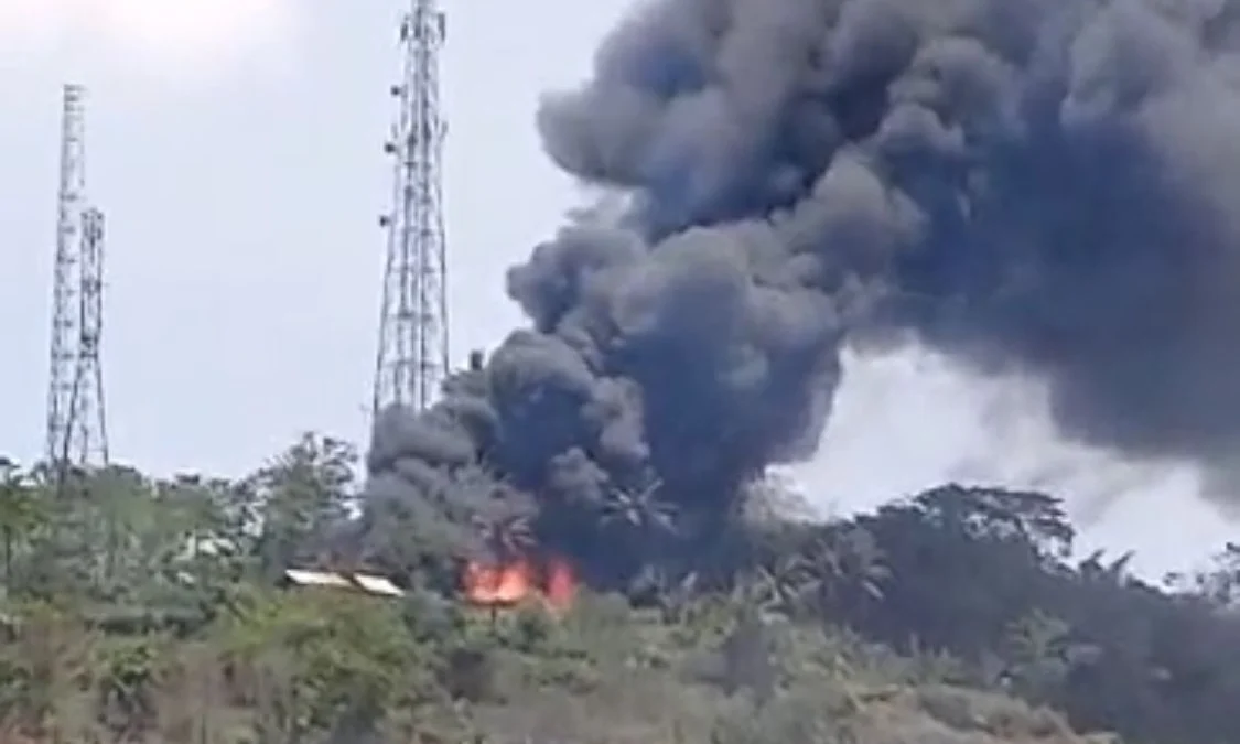 Gudang penyimpanan rongsokan di Gunung Hawu Padalarang, Bandung Barat ludes terbakar. Dok tangkapan layar video warga