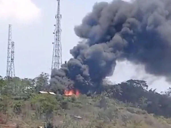 Gudang penyimpanan rongsokan di Gunung Hawu Padalarang, Bandung Barat ludes terbakar. Dok tangkapan layar video warga