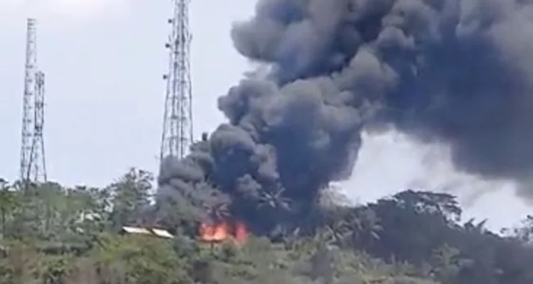 Gudang penyimpanan rongsokan di Gunung Hawu Padalarang, Bandung Barat ludes terbakar. Dok tangkapan layar video warga