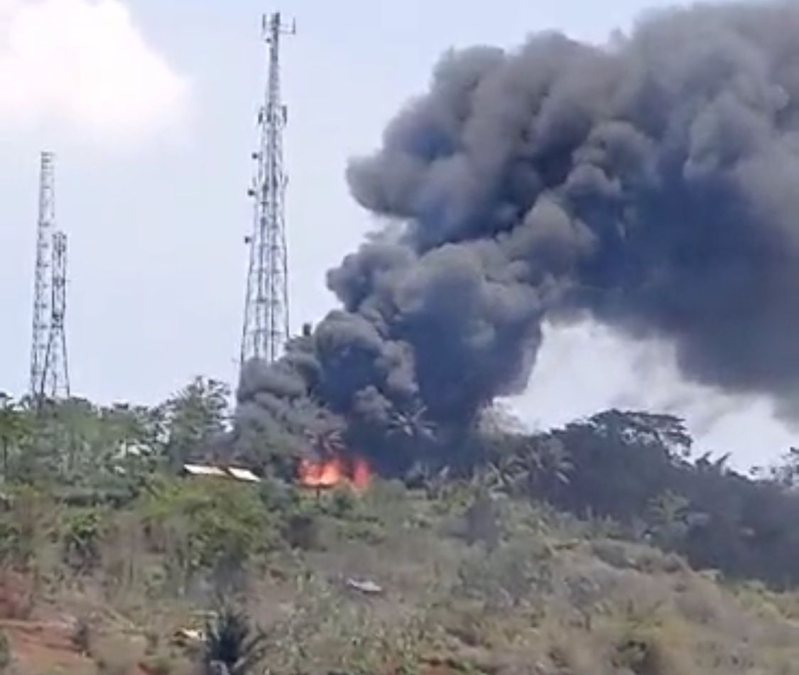 Gudang penyimpanan rongsokan di Gunung Hawu Padalarang, Bandung Barat ludes terbakar. Dok tangkapan layar video warga