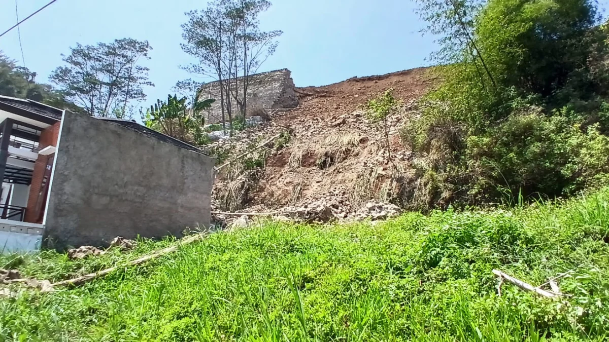 Benteng Perumahan Mandalika Roboh Senin Pagi, Berimbas pada Rusaknya Dua Unit Rumah di Perumahan Bukit Cibogo Living. (Mong / Jabar Ekspres)