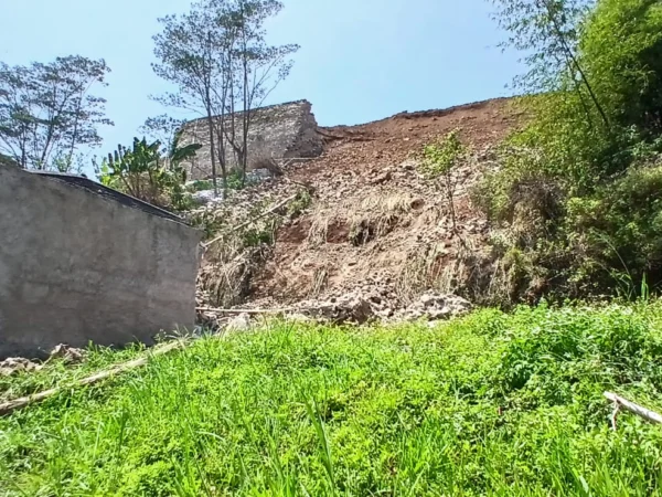 Benteng Perumahan Mandalika Roboh Senin Pagi, Berimbas pada Rusaknya Dua Unit Rumah di Perumahan Bukit Cibogo Living. (Mong / Jabar Ekspres)