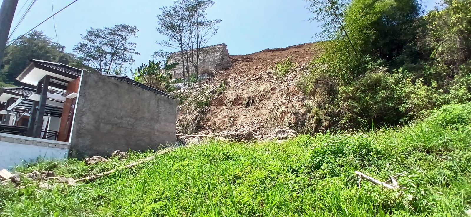 Benteng Perumahan Mandalika Roboh Senin Pagi, Berimbas pada Rusaknya Dua Unit Rumah di Perumahan Bukit Cibogo Living. (Mong / Jabar Ekspres)