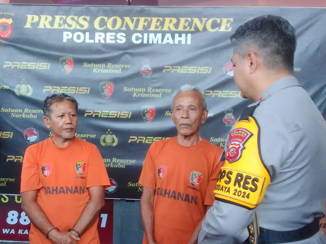 Kapolres Cimahi, AKBP Tri Suhartanto saat menggelar press conference kedua pelaku pemerkosaan terhadap anak dibawah umur di Bandung Barat. Senin (7/10). Dok istimewa