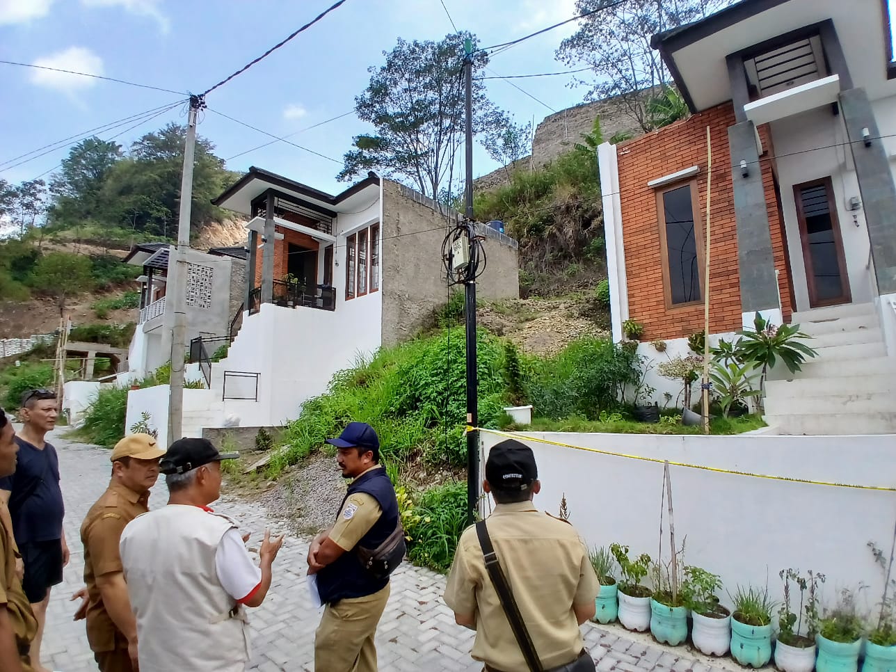 Perumahan Bukit Cibogo Living yang Terkena Imbas Anbruknya Benteng Perumqhan Mandalika (mong)