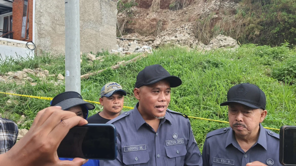 Ketua DPRD Kota Cimahi, Wahyu Widyatmoko Didampingi Wakil Ketua DPRD, Edi Kanedia saat Meninjau Lokasi Longsor di Bukit Cibogo Living (mong)