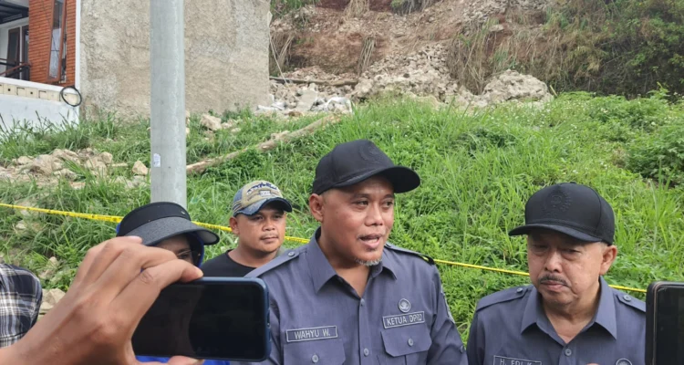 Ketua DPRD Kota Cimahi, Wahyu Widyatmoko Didampingi Wakil Ketua DPRD, Edi Kanedia saat Meninjau Lokasi Longsor di Bukit Cibogo Living (mong)