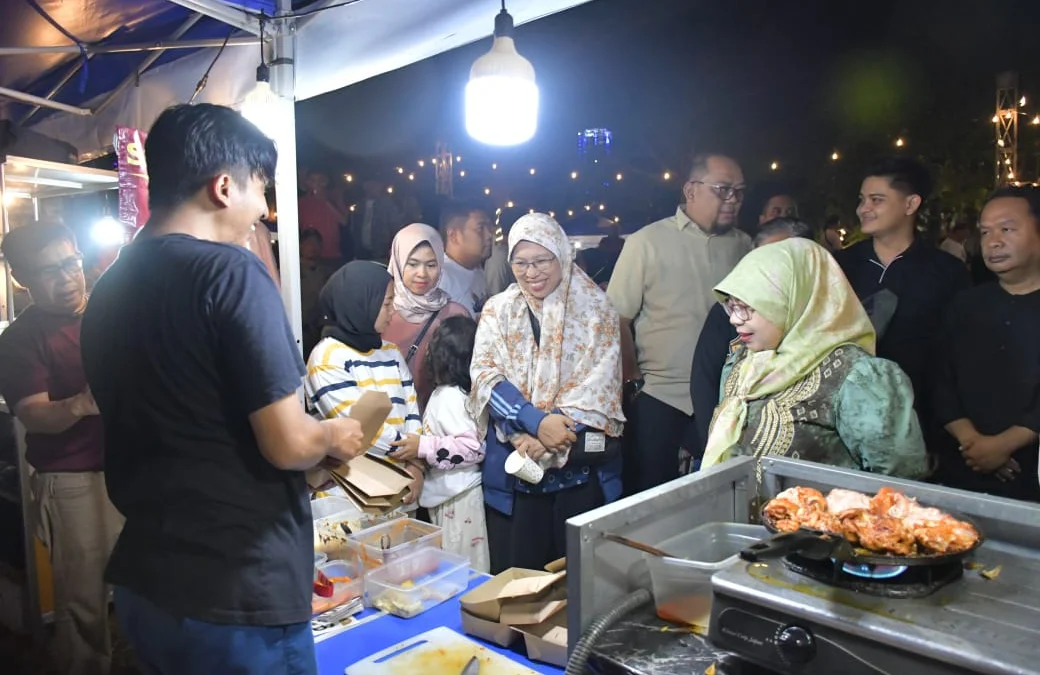 Pj Wali Kota Banjar Ida Wahida Hidayati (kanan) melihat salah satu stand UMK di area Citanduy Culinary Night (CCN) yang diadakan di Taman Pusdai Kota Banjar tiap Sabtu malam. (Cecep Herdi/Jabar Ekspres)