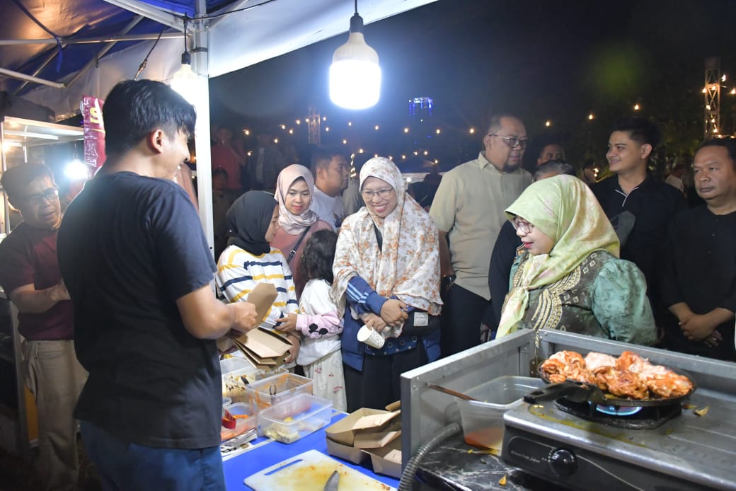 Pj Wali Kota Banjar Ida Wahida Hidayati (kanan) melihat salah satu stand UMK di area Citanduy Culinary Night (CCN) yang diadakan di Taman Pusdai Kota Banjar tiap Sabtu malam. (Cecep Herdi/Jabar Ekspres)