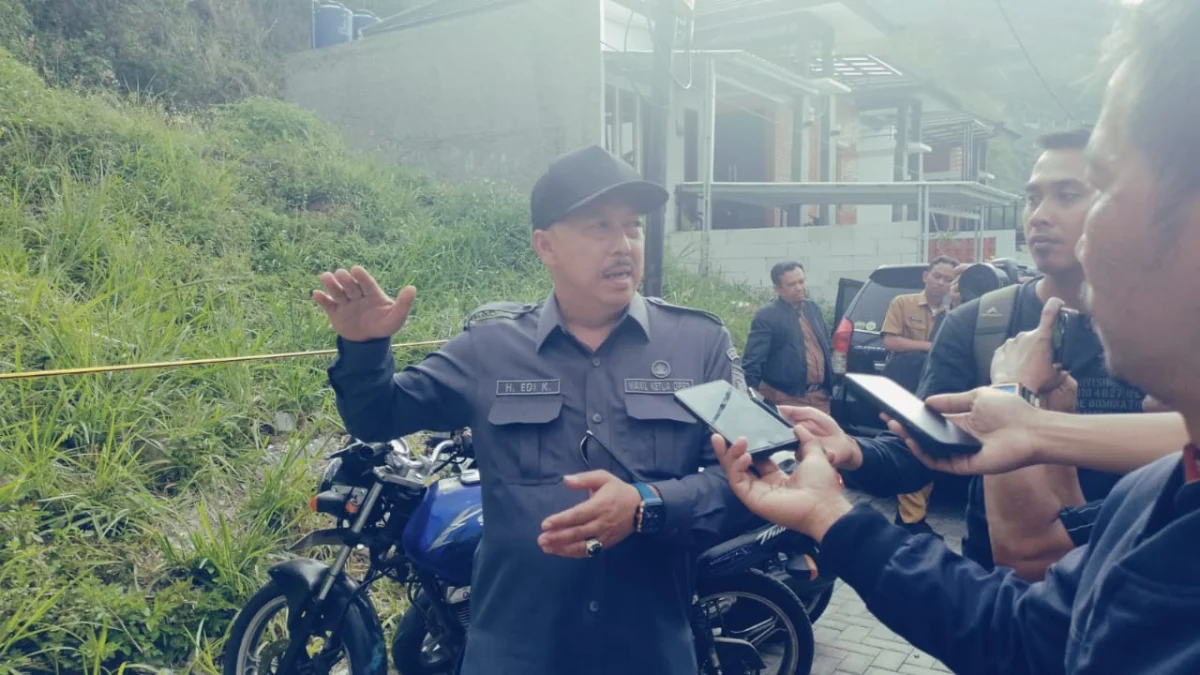 Wakil Ketua DPRD Kota Cimahi, Edi Kanedi saat Meninjau Lokasi Longsor di Bukit Cibogo Living (mong)