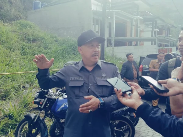 Wakil Ketua DPRD Kota Cimahi, Edi Kanedi saat Meninjau Lokasi Longsor di Bukit Cibogo Living (mong)