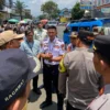 Petugas menertibkan Parkir liar di depan RSUD Ciawi. Foto : Sandika Fadilah /Jabarekspres.com