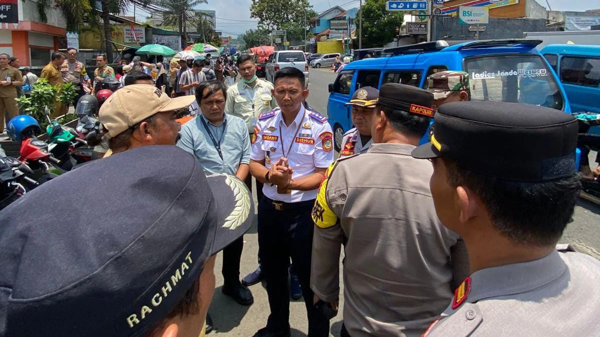 Petugas menertibkan Parkir liar di depan RSUD Ciawi. Foto : Sandika Fadilah /Jabarekspres.com