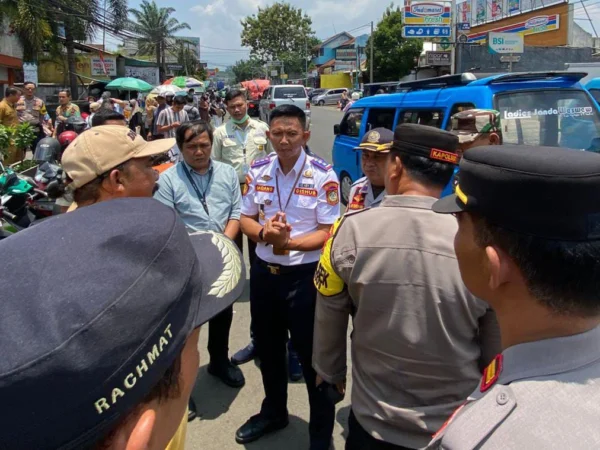 Petugas menertibkan Parkir liar di depan RSUD Ciawi. Foto : Sandika Fadilah /Jabarekspres.com