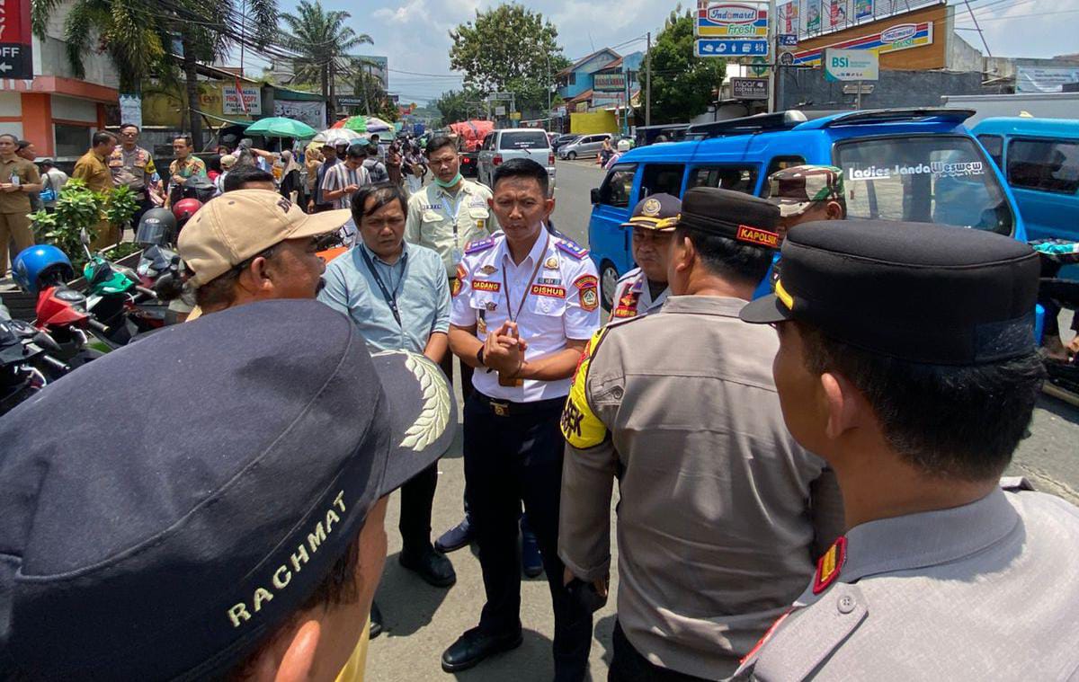 Petugas menertibkan Parkir liar di depan RSUD Ciawi. Foto : Sandika Fadilah /Jabarekspres.com