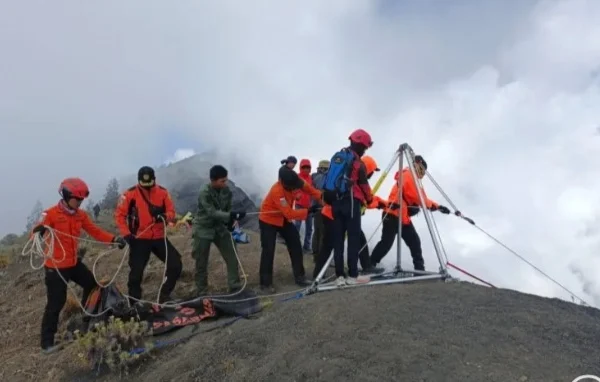 Tim SAR gabungan saat melakukan pencarian terhadap pendaki asal Jakarta yang hilang di Gunung Rinjani, Lombok. (foto/ANTARA)