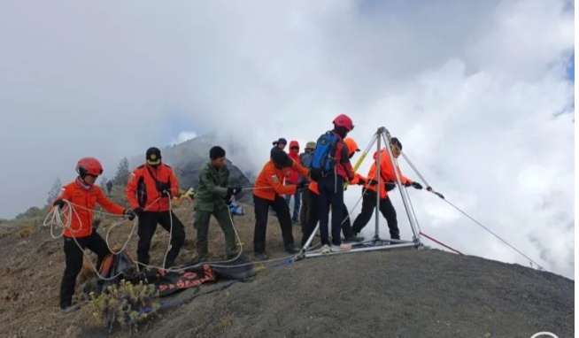 Tim SAR gabungan saat melakukan pencarian terhadap pendaki asal Jakarta yang hilang di Gunung Rinjani, Lombok. (foto/ANTARA)