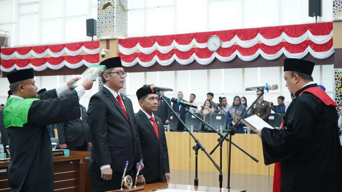 Wakil Ketua II DPRD Kota Bogor, Zenal Abidin (Kanan) dan Wakil Ketua III DPRD Kota Bogor Dadang Iskandar Danubrata saat pengucapan sumpah janji. (Yudha Prananda / Jabar Ekspres)