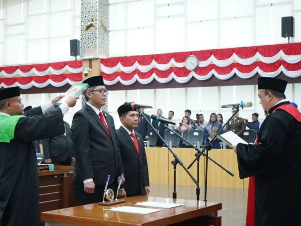 Wakil Ketua II DPRD Kota Bogor, Zenal Abidin (Kanan) dan Wakil Ketua III DPRD Kota Bogor Dadang Iskandar Danubrata saat pengucapan sumpah janji. (Yudha Prananda / Jabar Ekspres)