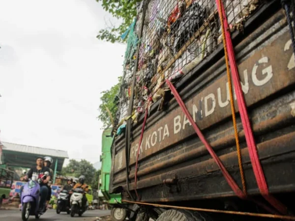 Potret dari tumpukan sampah yang muncul di TPS Panyileukan, Kota Bandung, belum lama ini.