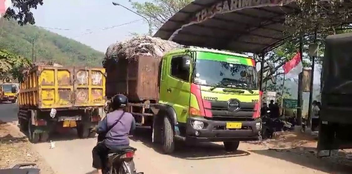 Ilustrasi armada pengangkut sampah di TPA Sarimukti, Kecamatan Cipatat, Bandung Barat. Dok Jabar Ekspres