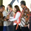 Direktur Komersial Ratih Esti Prihatini PGN menerima penyerahaan tropy Penghargaan Patra Karya Raksa Tama yang diserahkan langsung oleh Menteri ESDM Bahlil Lahadilia.