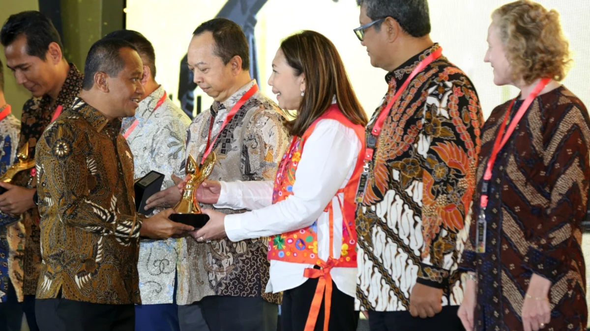 Direktur Komersial Ratih Esti Prihatini PGN menerima penyerahaan tropy Penghargaan Patra Karya Raksa Tama yang diserahkan langsung oleh Menteri ESDM Bahlil Lahadilia.