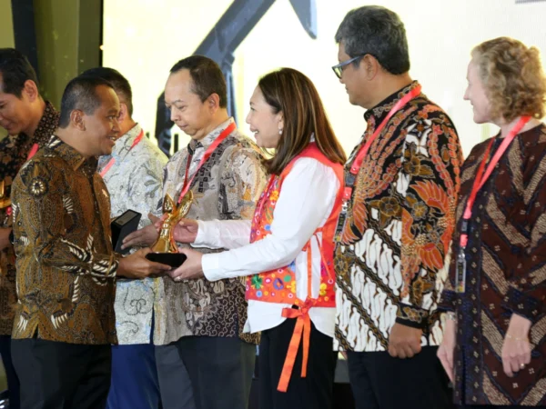 Direktur Komersial Ratih Esti Prihatini PGN menerima penyerahaan tropy Penghargaan Patra Karya Raksa Tama yang diserahkan langsung oleh Menteri ESDM Bahlil Lahadilia.