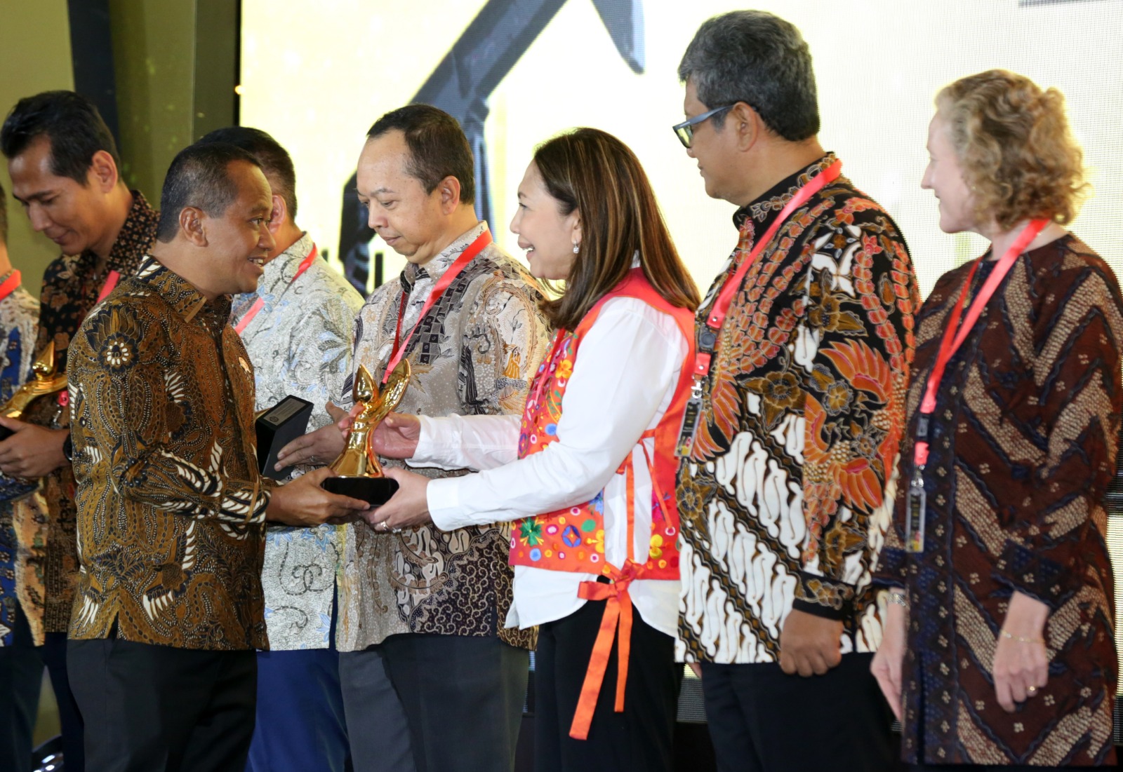 Direktur Komersial Ratih Esti Prihatini PGN menerima penyerahaan tropy Penghargaan Patra Karya Raksa Tama yang diserahkan langsung oleh Menteri ESDM Bahlil Lahadilia.