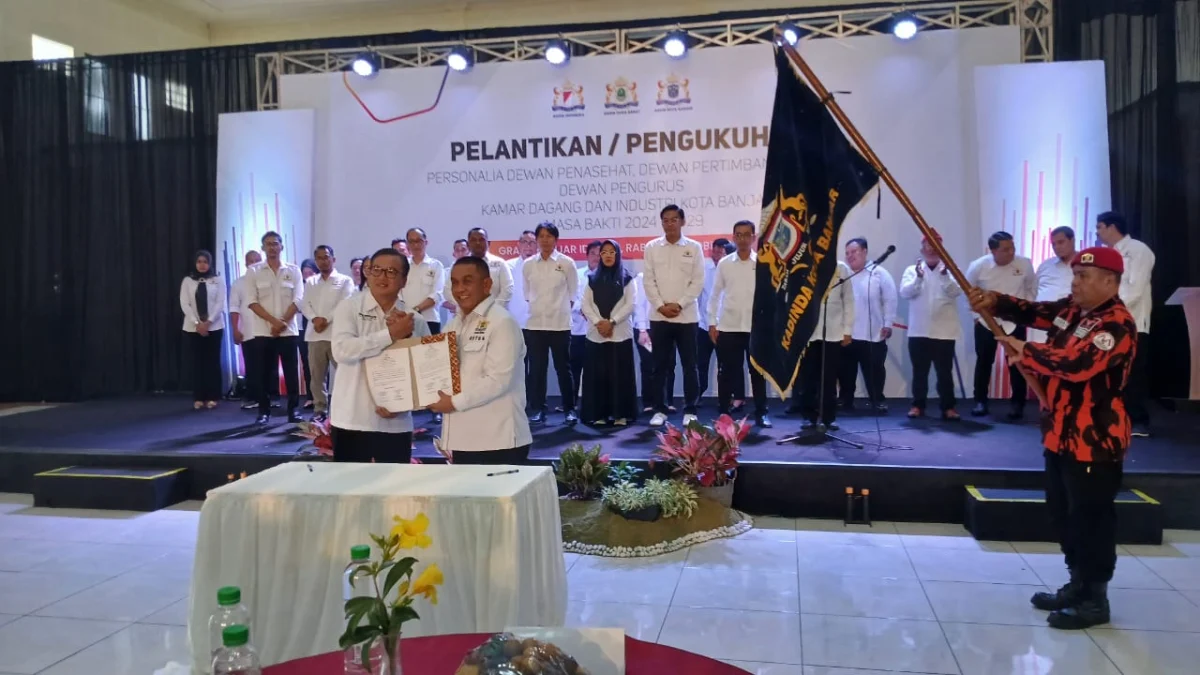 Ketua dan pengurus Kamar Dagang dan Industri (Kadin) Kota Banjar Erman Hermawan (depan kiro) periode 2024-2029 resmi dilantik di GBI Kota Banjar.