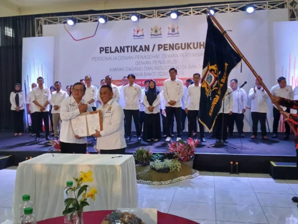 Ketua dan pengurus Kamar Dagang dan Industri (Kadin) Kota Banjar Erman Hermawan (depan kiro) periode 2024-2029 resmi dilantik di GBI Kota Banjar.