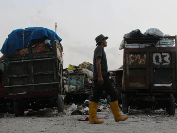 Petugas kebersihan selesai mengangkut tumpukan sampah di salah satu tempat pembuangan sementara (TPS) Kota Bandung.