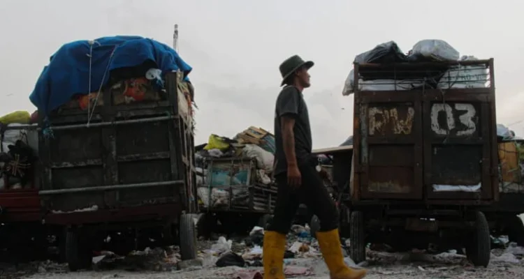 Petugas kebersihan selesai mengangkut tumpukan sampah di salah satu tempat pembuangan sementara (TPS) Kota Bandung.