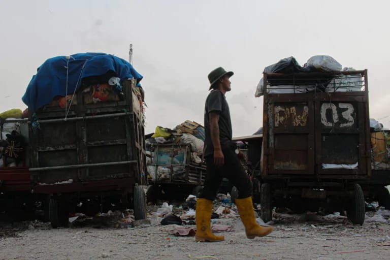 Petugas kebersihan selesai mengangkut tumpukan sampah di salah satu tempat pembuangan sementara (TPS) Kota Bandung.