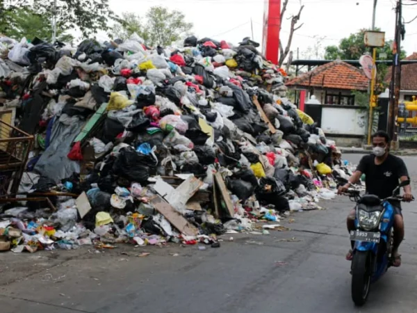 Ist. Overload, tumpukan sampah terjadi di salah saru TPS Kota Bandung, pasca Sarimukti kebakaran beberapa waktu lalu. Dok Jabar Ekspres.