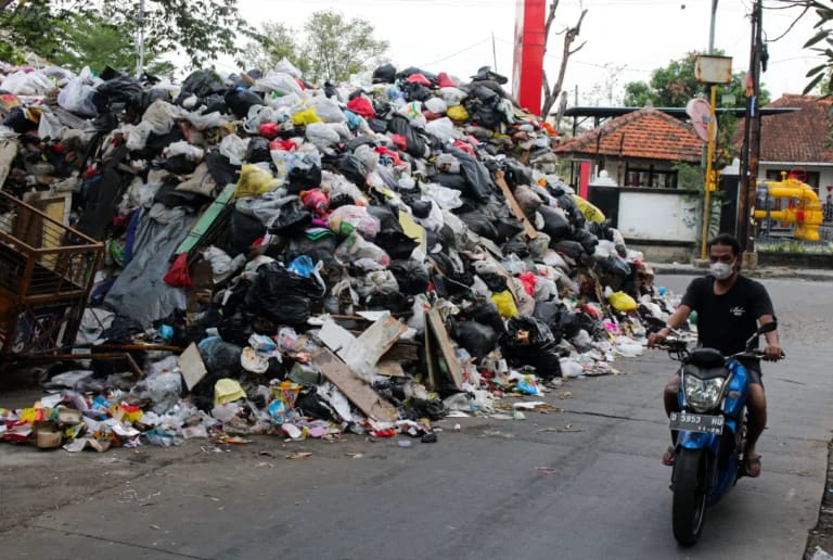 Ist. Overload, tumpukan sampah terjadi di salah saru TPS Kota Bandung, pasca Sarimukti kebakaran beberapa waktu lalu. Dok Jabar Ekspres.