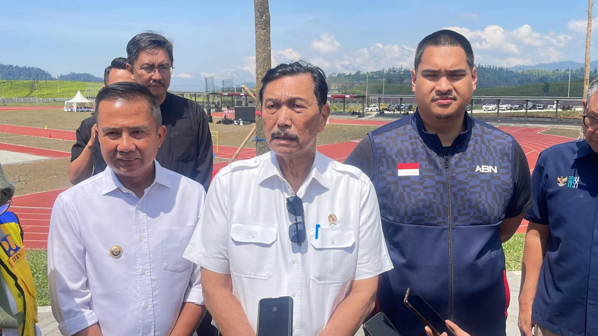 Ketua Umum Pengurus Besar Persatuan Atletik Seluruh Indonesia (PB PASI) yang juga Menteri Koordinator Bidang Kemaritiman dan Investasi (Menko Marves), Luhut Binsar Pandjaitan, meresmikan pusat pelatihan atletik baru di Desa Banjarsari, Kecamatan Pangalengan, Kabupaten Bandung, Kamis (10/10/2024). Foto Agi Jabar Ekspres