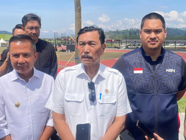 Ketua Umum Pengurus Besar Persatuan Atletik Seluruh Indonesia (PB PASI) yang juga Menteri Koordinator Bidang Kemaritiman dan Investasi (Menko Marves), Luhut Binsar Pandjaitan, meresmikan pusat pelatihan atletik baru di Desa Banjarsari, Kecamatan Pangalengan, Kabupaten Bandung, Kamis (10/10/2024). Foto Agi Jabar Ekspres