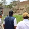 Pj Wali Kota Cimahi, Dicky Saromi saat Meninjau Lokasi Longsor di Bukit Cibogo Living, Perintahkan Penghentian Proyek Perumahan Mandalika (mong)