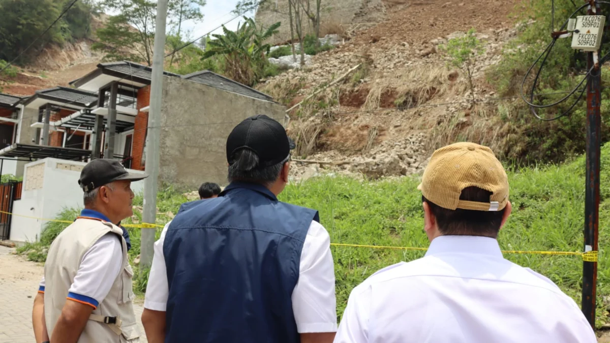 Pj Wali Kota Cimahi, Dicky Saromi saat Meninjau Lokasi Longsor di Bukit Cibogo Living, Perintahkan Penghentian Proyek Perumahan Mandalika (mong)