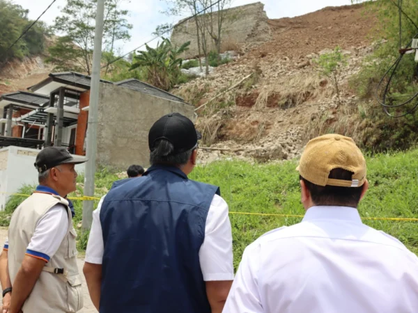 Pj Wali Kota Cimahi, Dicky Saromi saat Meninjau Lokasi Longsor di Bukit Cibogo Living, Perintahkan Penghentian Proyek Perumahan Mandalika (mong)