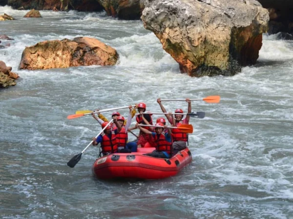 Wisata arung jeram di Sanghyang Kenit, Bandung Barat. Dok instagram (sang_hyang_kenit)