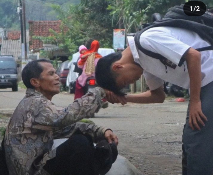 Viral guru honorer nyambi jadi pemulung selepas mengajar. (foto/ Instagram @kulturdomestik)