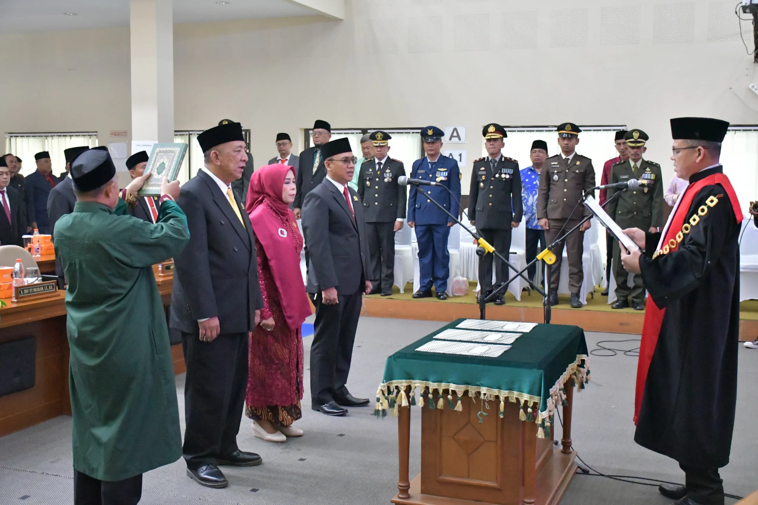 Tiga unsur pimpinan DPRD Kota Banjar disumpah jabatan dalam paripurna yang digelar di Kamis 10 Oktober 2024. (Istimewa)