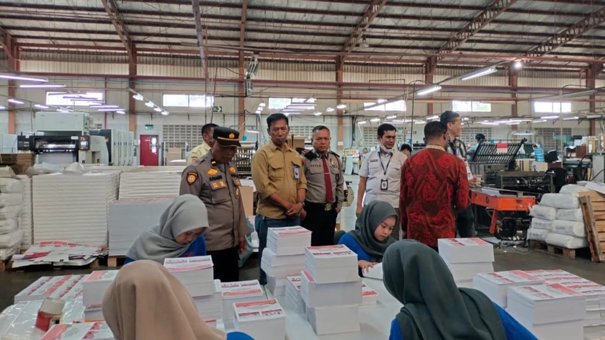 Dalam rangka memastikan kelancaran Pilkada serentak 2024, Polresta Bandung bersama KPU Kabupaten Bandung dan Bawaslu melaksanakan monitoring produksi surat suara di Jalan Rancaekek, Sawah Dadap, Kecamatan Cimanggung, Kabupaten Sumedang, Kamis (10/10). Foto Istimewa