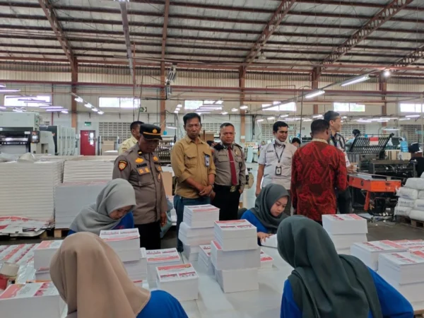 Dalam rangka memastikan kelancaran Pilkada serentak 2024, Polresta Bandung bersama KPU Kabupaten Bandung dan Bawaslu melaksanakan monitoring produksi surat suara di Jalan Rancaekek, Sawah Dadap, Kecamatan Cimanggung, Kabupaten Sumedang, Kamis (10/10). Foto Istimewa