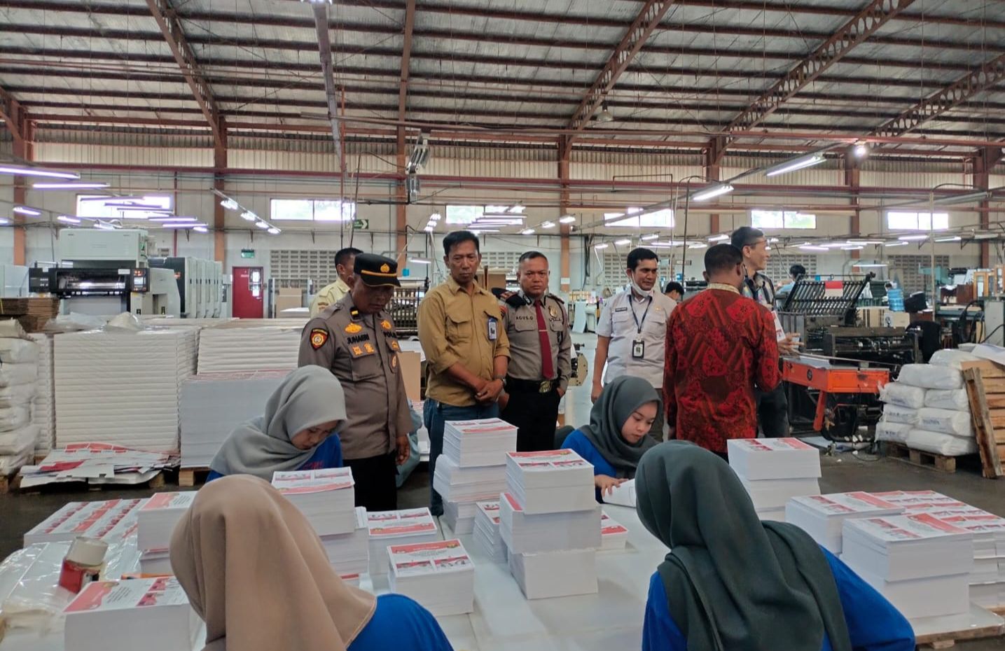 Dalam rangka memastikan kelancaran Pilkada serentak 2024, Polresta Bandung bersama KPU Kabupaten Bandung dan Bawaslu melaksanakan monitoring produksi surat suara di Jalan Rancaekek, Sawah Dadap, Kecamatan Cimanggung, Kabupaten Sumedang, Kamis (10/10). Foto Istimewa